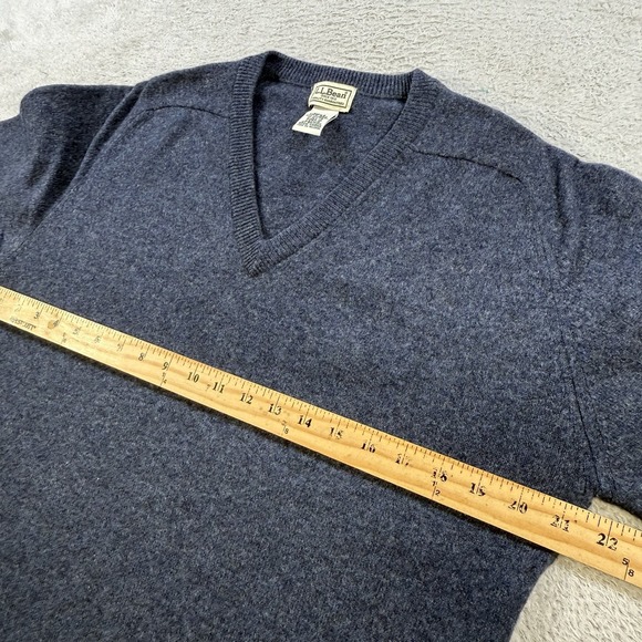 VTG LL Bean Sweater Mens Medium Blue 100% Lambs Wool V-Neck Lightweight Pullover - Picture 5 of 8